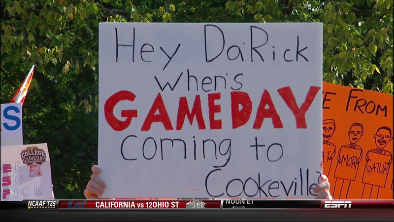 Illustration for article titled "Will Muschamp Listens To Nickelback": Your Roundup Of The Best Signs Behind The College Gameday Crew